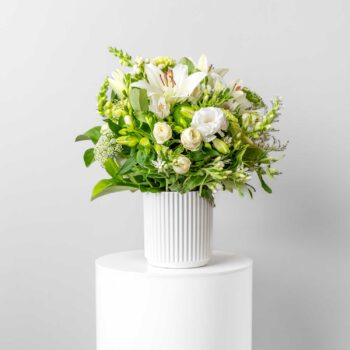 Bianca - vase arrangement - white flowers - small and pretty